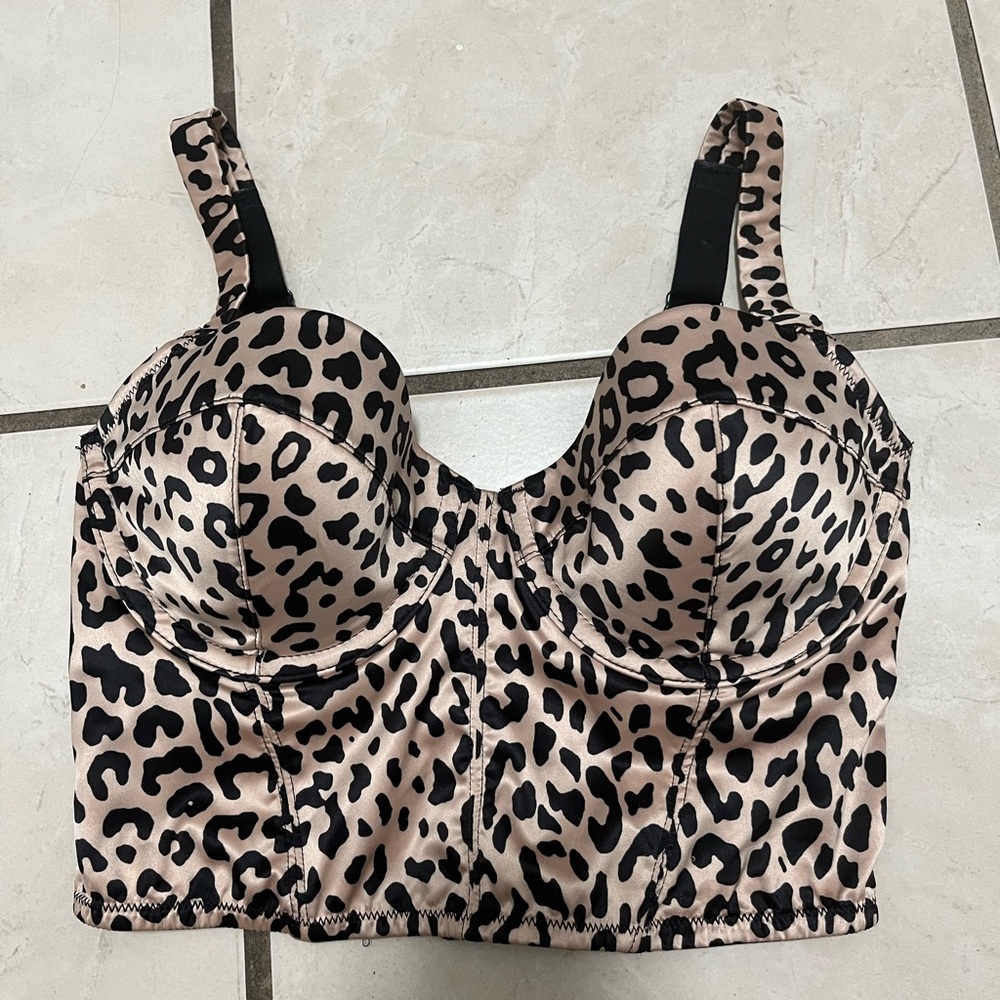 Animal print top! Size 32 D , but I’m 34 B and it fits me.